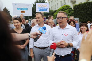 17.07.2023. Kielce. Akcja Koalicji Obywatelskiej „Pilnuję wyborów”. Na zdjęciu (od lewej): poseł Marzena Okła-Drewnowicz, poseł Sławomir Nitras, Artur Gierada. / Fot. Wiktor Taszłow - Radio Kielce.