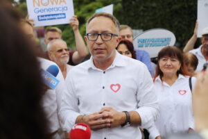 17.07.2023. Kielce. Akcja Koalicji Obywatelskiej „Pilnuję wyborów”. Na zdjęciu (od lewej): Artur Gierada. / Fot. Wiktor Taszłow - Radio Kielce.