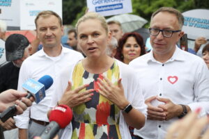 17.07.2023. Kielce. Akcja Koalicji Obywatelskiej „Pilnuję wyborów”. Na zdjęciu (od lewej): poseł Sławomir Nitras, poseł Barbara Nowacka, Artur Gierada. / Fot. Wiktor Taszłow - Radio Kielce.