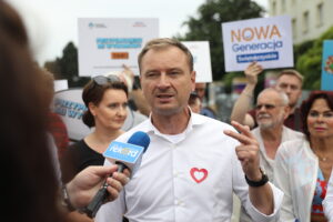 17.07.2023. Kielce. Akcja Koalicji Obywatelskiej „Pilnuję wyborów”. Na zdjęciu, w środku, poseł Sławomir Nitras. / Fot. Wiktor Taszłow - Radio Kielce.