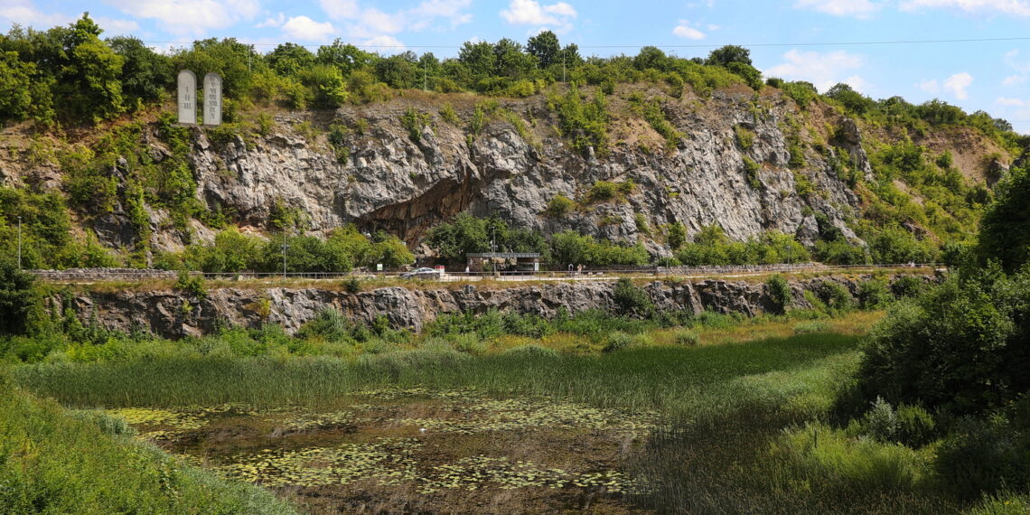 Jaskinie pełne turystów