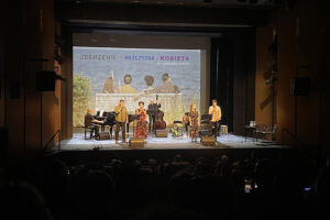 Kołobrzeg. V Ogólnopolski Przegląd Twórczości Przemysława Gintrowskiego „Pamiątki”. Na zdjęciu aktorzy teatru Muzycznego z Gdyni w koncercie premierowym „Cztery pory uczuć” / źródło: Audytorium17