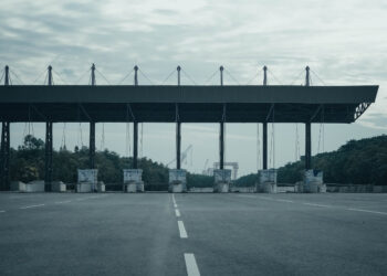 Pijany kierowca ciężarówki nie trafił w bramki na autostradzie