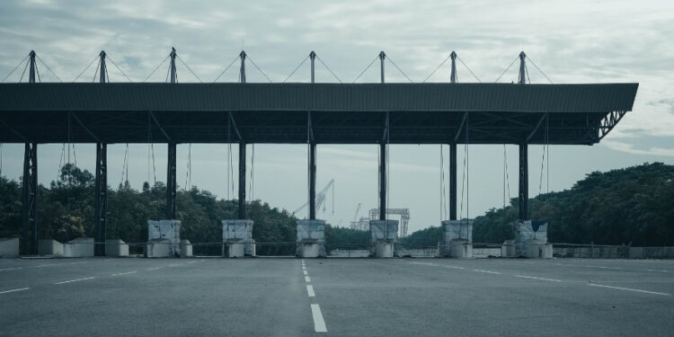 Pijany kierowca ciężarówki nie trafił w bramki na autostradzie