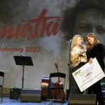 Kołobrzeg. V Ogólnopolski Przegląd Twórczości Przemysława Gintrowskiego „Pamiątki”. Na zdjęciu Beata Molak-Bychawska wręcza nagrodę SAWP Darii Adamczewskiej / źródło: Audytorium17