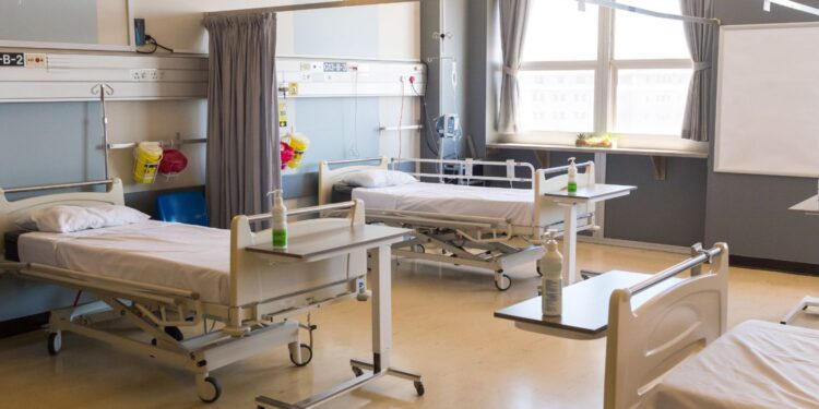 Ponad 40 pracowników szpitala drży o swoje miejsca pracy