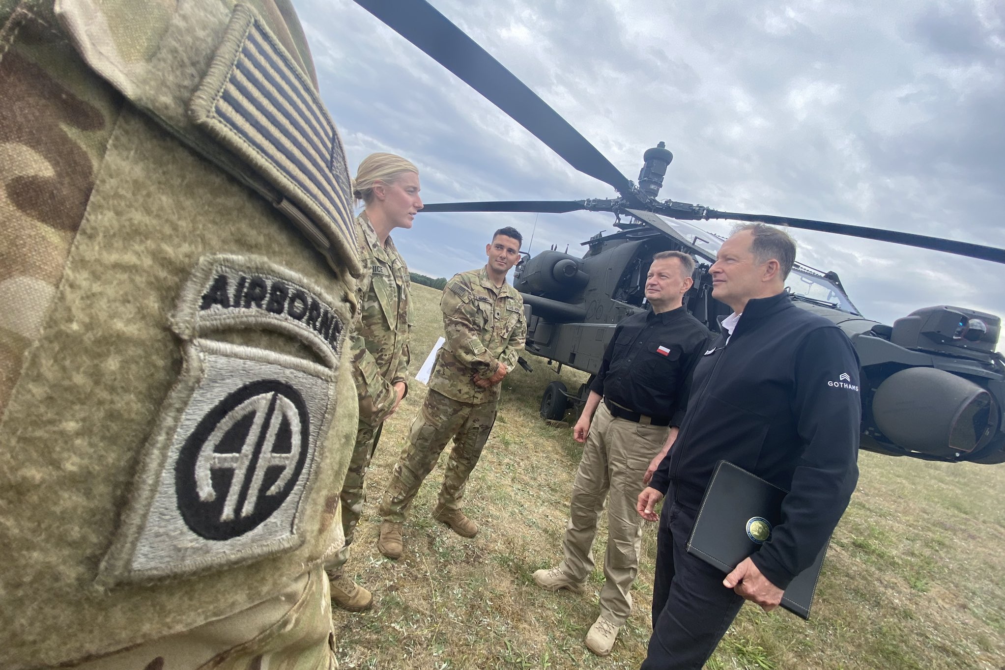 pierwsi polscy piloci rozpoczną szkolenia na śmigłowcach Apache