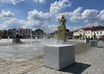 Konecka fontanna chroniona przez bloki granitowe