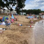 Mnóstwo turystów w Sielpi. Jak oceniają zmiany? - Radio Kielce 07.07.2023. Sielpia. Kąpielisko / Fot. Magdalena Galas-Klusek - Radio Kielce