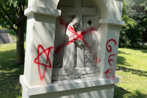 Kapliczka w parku zdewastowana przez satanistów