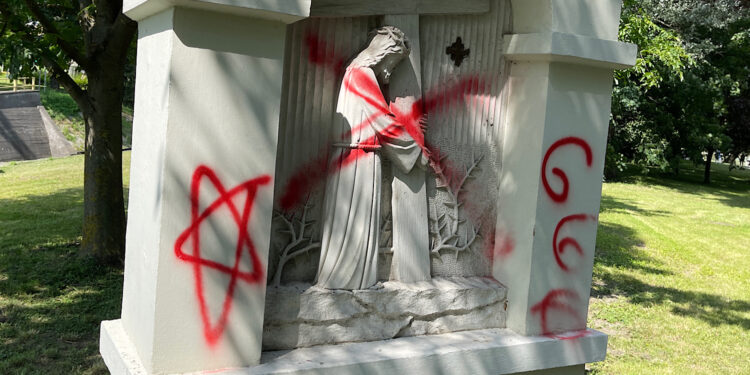 Kapliczka w parku zdewastowana przez satanistów