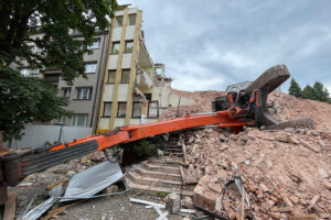 21.07.2023 Kielce. Przewrócona koparka przy ulicy Śniadeckich / Fot. Radio Kielce – Wiktor Taszłow