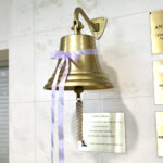 27.07.2023. Kielce. W Świętokrzyskim Centrum Onkologii zawisł „Dzwon Życia i Nadziei” / Fot. Wiktor Taszłow – Radio Kielce