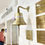 27.07.2023. Kielce. W Świętokrzyskim Centrum Onkologii zawisł „Dzwon Życia i Nadziei” / Fot. Wiktor Taszłow – Radio Kielce