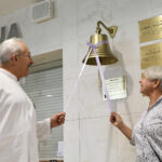 27.07.2023. Kielce. W Świętokrzyskim Centrum Onkologii zawisł „Dzwon Życia i Nadziei” / Fot. Wiktor Taszłow – Radio Kielce