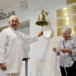 27.07.2023. Kielce. W Świętokrzyskim Centrum Onkologii zawisł „Dzwon Życia i Nadziei” / Fot. Wiktor Taszłow – Radio Kielce