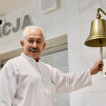 27.07.2023. Kielce. W Świętokrzyskim Centrum Onkologii zawisł „Dzwon Życia i Nadziei”. Na zdjęciu: profesor Stanisław Gódź, dyrektor Świętokrzyskiego Centrum Onkologii / Fot. Wiktor Taszłow – Radio Kielce