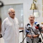 27.07.2023. Kielce. W Świętokrzyskim Centrum Onkologii zawisł „Dzwon Życia i Nadziei” / Fot. Wiktor Taszłow – Radio Kielce