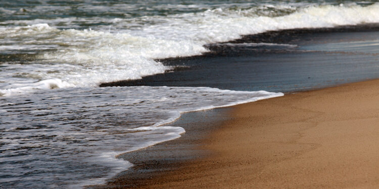 Polacy na święta i sylwestra wyjeżdżają w Sudety, do Małopolski i nad Bałtyk - Radio Kielce Morze Bałtyckie, plaża, morze, Bałtyk, Ustka / Fot. Robert Felczak – Radio Kielce
