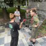 26.07.2023. Kielce. Harcerze, którzy pojadą do Korei Południowej w rozmowie z dziennikarką Radia Kielce Pauliną Michtą / Fot. Stanisław Blinstrub - Radio Kielce