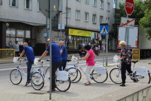 Burmistrz i radni pojechali na miejskich rowerach