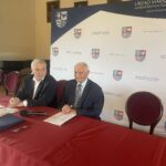 11.07.2023. Sandomierz. Podpisanie umów z gminami. Na zdjęciu (od lewej): Andrzej Bętkowski - marszałek województwa świętokrzyskiego, Marek Jońca - członek zarządu województwa świętokrzyskiego / Fot. Grażyna Szlęzak - Radio Kielce