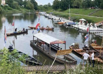 Sandomierscy wodniacy płyną na Dni Flisactwa