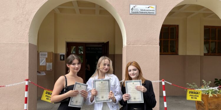 Maturzyści poznali wyniki egzaminu. Uczniowie z Kielc zadowoleni