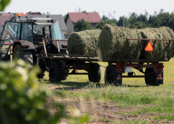 Mężczyzna przygnieciony przez ciągnik