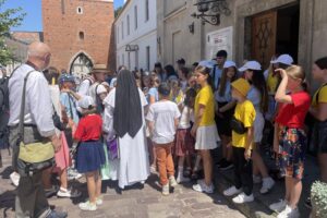 16.07.2023. Sandomierz. Koloniści z Żółkwi zwiedzają Sandomierz / Fot. Grażyna Szlęzak - Radio Kielce