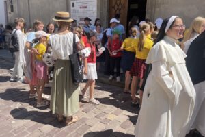 16.07.2023. Sandomierz. Koloniści z Żółkwi zwiedzają Sandomierz / Fot. Grażyna Szlęzak - Radio Kielce