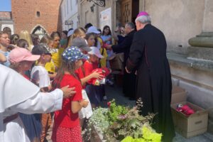 16.07.2023. Sandomierz. Koloniści z Żółkwi zwiedzają Sandomierz / Fot. Grażyna Szlęzak - Radio Kielce