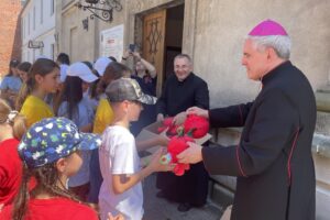 16.07.2023. Sandomierz. Koloniści z Żółkwi zwiedzają Sandomierz. Na zdjęciu (po prawej): ks. Bogusław Pitucha - dyrektor Caritas Diecezji Sandomierskiej i bp Krzysztof Nitkiewicz - ordynariusz diecezji sandomierskiej / Fot. Grażyna Szlęzak - Radio Kielce