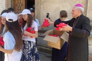 16.07.2023. Sandomierz. Koloniści z Żółkwi zwiedzają Sandomierz. Na zdjęciu (po prawej): bp Krzysztof Nitkiewicz - ordynariusz diecezji sandomierskiej / Fot. Grażyna Szlęzak - Radio Kielce