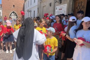 16.07.2023. Sandomierz. Koloniści z Żółkwi zwiedzają Sandomierz / Fot. Grażyna Szlęzak - Radio Kielce