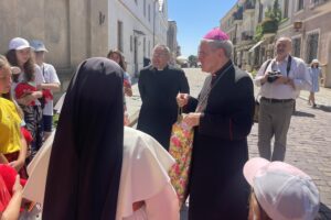 16.07.2023. Sandomierz. Koloniści z Żółkwi zwiedzają Sandomierz. Na zdjęciu (w środku): ks. Bogusław Pitucha - dyrektor Caritas Diecezji Sandomierskiej i bp Krzysztof Nitkiewicz - ordynariusz diecezji sandomierskiej / Fot. Grażyna Szlęzak - Radio Kielce