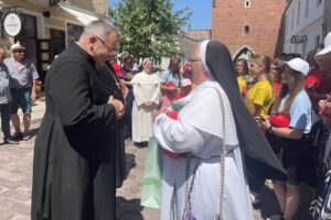 16.07.2023. Sandomierz. Koloniści z Żółkwi zwiedzają Sandomierz. Na zdjęciu (po lewej): ks. Bogusław Pitucha - dyrektor Caritas Diecezji Sandomierskiej / Fot. Grażyna Szlęzak - Radio Kielce