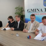 10.07.2023. Tuczępy. Podpisanie umowy na modernizację 13 budynków - świetlic wiejskich i remiz strażackich na terenie gminy Tuczępy. Na zdjęciu (od lewej): Andrzej Marek - komendant gminny ZOSP RP w Tuczępach, Joanna Ogórek - skarbnik gminy, wójt gminy Tuczępy Jacek Wilk, poseł Michał Cieślak, Łukasz Stokowiec – wykonawca z firmy EXPERTUS z Kielc / Fot. Marta Gajda-Kruk – Radio Kielce