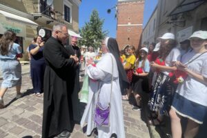 16.07.2023. Sandomierz. Koloniści z Żółkwi zwiedzają Sandomierz. Na zdjęciu (po lewej): ks. Bogusław Pitucha - dyrektor Caritas Diecezji Sandomierskiej i bp Krzysztof Nitkiewicz - ordynariusz diecezji sandomierskiej / Fot. Grażyna Szlęzak - Radio Kielce