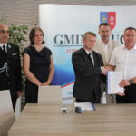 10.07.2023. Tuczępy. Podpisanie umowy na modernizację 13 budynków - świetlic wiejskich i remiz strażackich na terenie gminy Tuczępy. Na zdjęciu (od lewej): Andrzej Marek - komendant gminny ZOSP RP w Tuczępach, Joanna Ogórek - skarbnik gminy, wójt gminy Tuczępy Jacek Wilk, poseł Michał Cieślak, Łukasz Stokowiec – wykonawca z firmy EXPERTUS z Kielc / Fot. Marta Gajda-Kruk – Radio Kielce