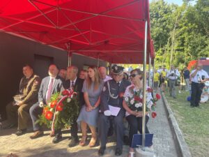 16.07.2023. Ceber. Uroczystości patriotyczne. Na zdjęciu (od lewej) ppłk Janusz Głodowski - szef Wojskowego Centrum Rekrutacji w Sandomierzu, poseł Marek Kwitek, starosta staszowski Józef Żółciak, Sylwia Kanios – wice wójt Bogorii, prezes Światowego Koła Żołnierzy Armii Krajowej w Sandomierzu Janusz Jakubowski, Danuta Paszkowska - przedstawicielka koła, honorowy profesor oświaty / Fot. Grażyna Szlęzak - Radio Kielce