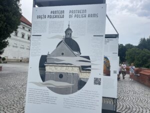 17.07.2023. Sandomierz. Wystawa plenerowa pt. „Podróż w nieznane". / Fot. Grażyna Szlęzak - Radio Kielce.