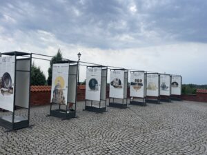 17.07.2023. Sandomierz. Wystawa plenerowa pt. „Podróż w nieznane". / Fot. Grażyna Szlęzak - Radio Kielce.