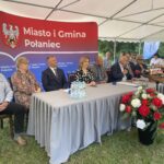 18.07.2023. Ruszcza. Podpisanie umowy na przebudowę zabytkowego dworku. Na zdjęciu (od lewej): Jarosław Kądziela - zastępca burmistrza Połańca, Małgorzata Żugaj - skarbnik miasta, Jacek Nowak - burmistrz Połańca, Anna Krupka - wiceminister sportu i turystyki, Bogdan Gajek – wykonawca inwestycji konsorcjum firm GP Constraction i PPU GP Term z Bochni, poseł Krzyszof Lipiec, poseł Marek Kwitek, Bogumiła Niespodziewana - sekretarz miasta. / Fot. Grażyna Szlęzak - Radio Kielce.