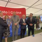 18.07.2023. Ruszcza. Podpisanie umowy na przebudowę zabytkowego dworku. Na zdjęciu (od lewej): Jacek Nowak - burmistrz Połańca, Anna Krupka - wiceminister sportu i turystyki, Bogdan Gajek – wykonawca inwestycji konsorcjum firm GP Constraction i PPU GP Term z Bochni , poseł Krzysztof Lipiec, poseł Marek Kwitek. / Fot. Grażyna Szlęzak - Radio Kielce.