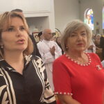 01.07.2023. Skarżysko-Kamienna. 100-lecie MESKO S.A. i 18. rocznica koronacji obrazu Matki Boskiej Ostrobramskiej. Na zdjęciu (od lewej): Anna Krupka - wiceminister sportu i turystyki i Elżbieta Średniawska - prezes zarządu MESKO S.A. / Fot. Anna Głąb - Radio Kielce