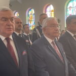 01.07.2023. Skarżysko-Kamienna. 100-lecie MESKO S.A. i 18. rocznica koronacji obrazu Matki Boskiej Ostrobramskiej. Na zdjęciu (od lewej): Andrzej Bętkowski - marszałek województwa, poseł Krzysztof Lipiec, Andrzej Pruś. / Fot. Anna Głąb - Radio Kielce.