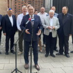 24.07.2023. Sandomierz. Konferencja prasowa w sprawie funduszy na remonty zabytków. Na zdjęciu (przy mikrofonie): poseł Marek Kwitek. / Fot. Grażyna Szlęzak - Radio Kielce.