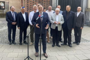 24.07.2023. Sandomierz. Konferencja prasowa w sprawie funduszy na remonty zabytków. Na zdjęciu (przy mikrofonie): poseł Marek Kwitek. / Fot. Grażyna Szlęzak - Radio Kielce.