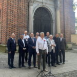 24.07.2023. Sandomierz. Konferencja prasowa w sprawie funduszy na remonty zabytków. Na zdjęciu (przy mikrofonie): senator Jarosław Rusiecki. / Fot. Grażyna Szlęzak - Radio Kielce.